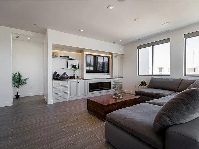 2210 Newport Blvd #302 — Photo 4