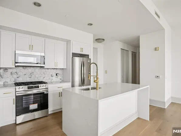 4 Beacon Way APT 900, Jersey City, NJ 07304