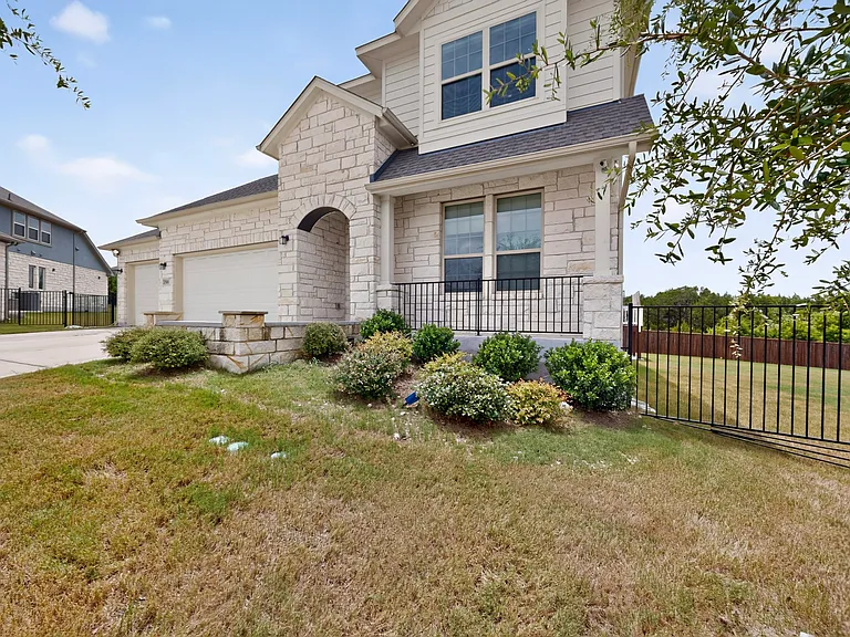1900 Vinaros Ct — Photo 3
