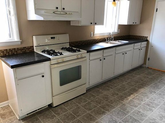 4th image of 1040 Helen St NE