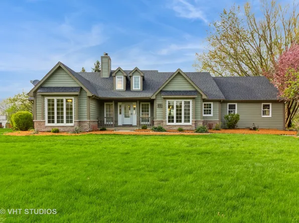 23 N Royal Oaks Dr, Bristol, IL 60512