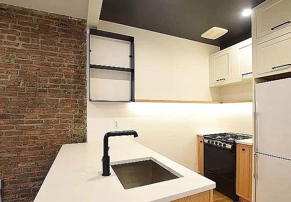 4th image of 431 Throop Ave #3R