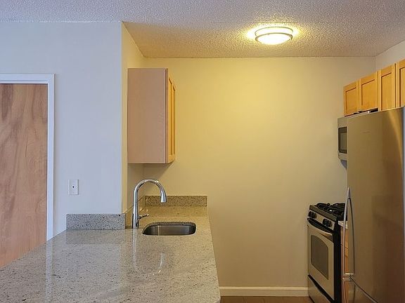 4th image of 225 E 6th St APT 2D