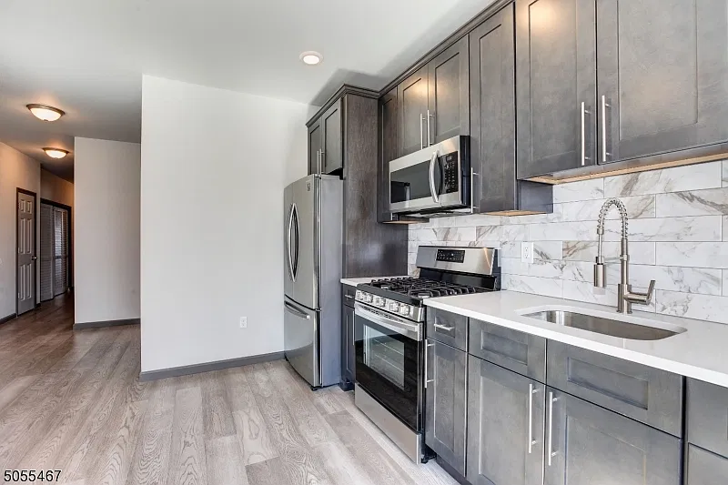 3 bed, $2,700 — Photo 2