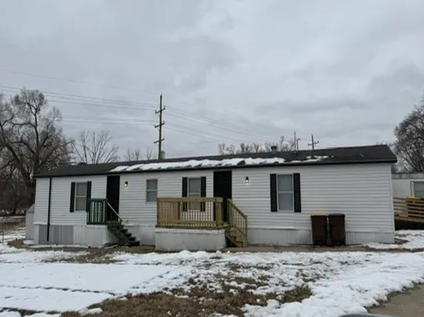 23 Pleasant Ln, Freeport, IL 61032