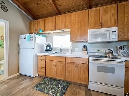 490 Whidbey St #A — Photo 10