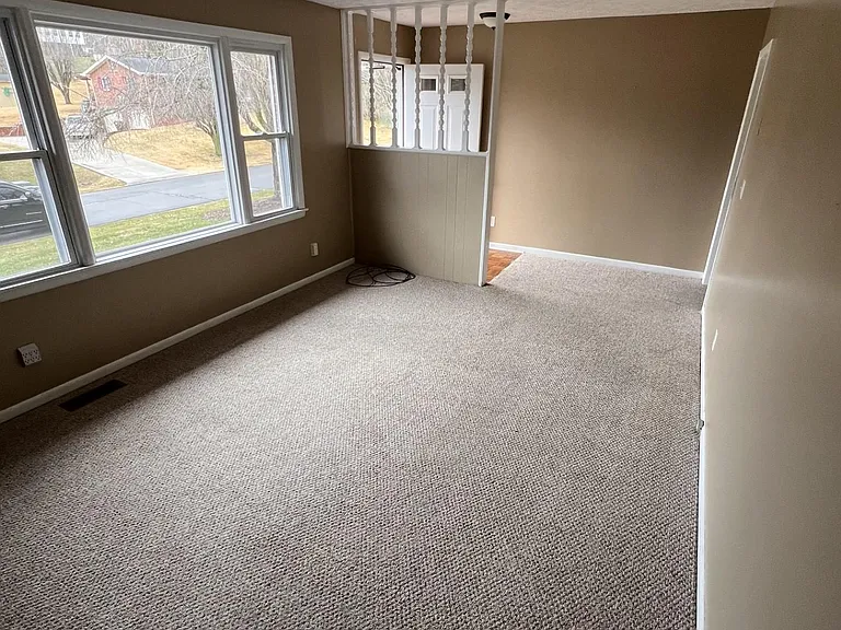 198 Milburn Dr — Photo 2