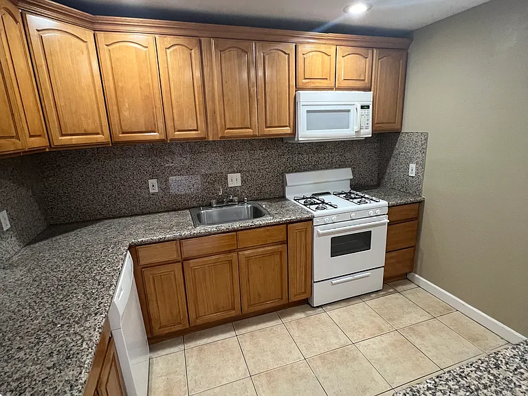 1253 Jefferson Ave #4 — Photo 14