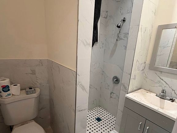 5th image of 639 Grove St APT 1