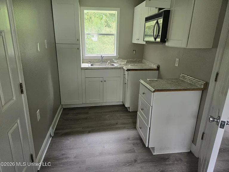 1015 Wilson St — Photo 3