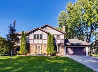 243 Grandview Ave W, Roseville, MN 55113