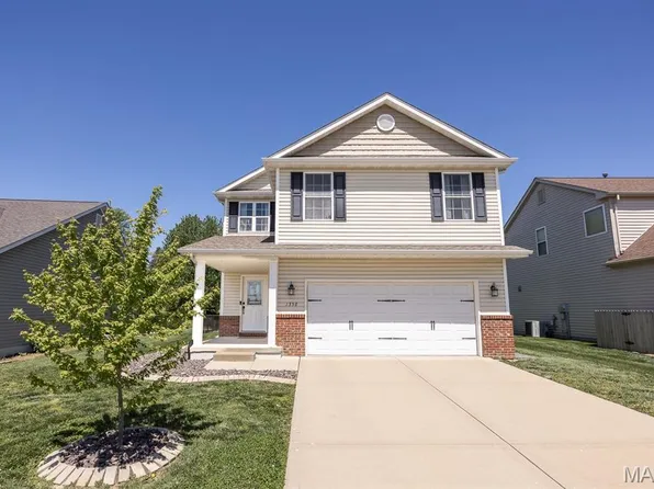 1358 Orchard Lakes Cir, Belleville, IL 62221