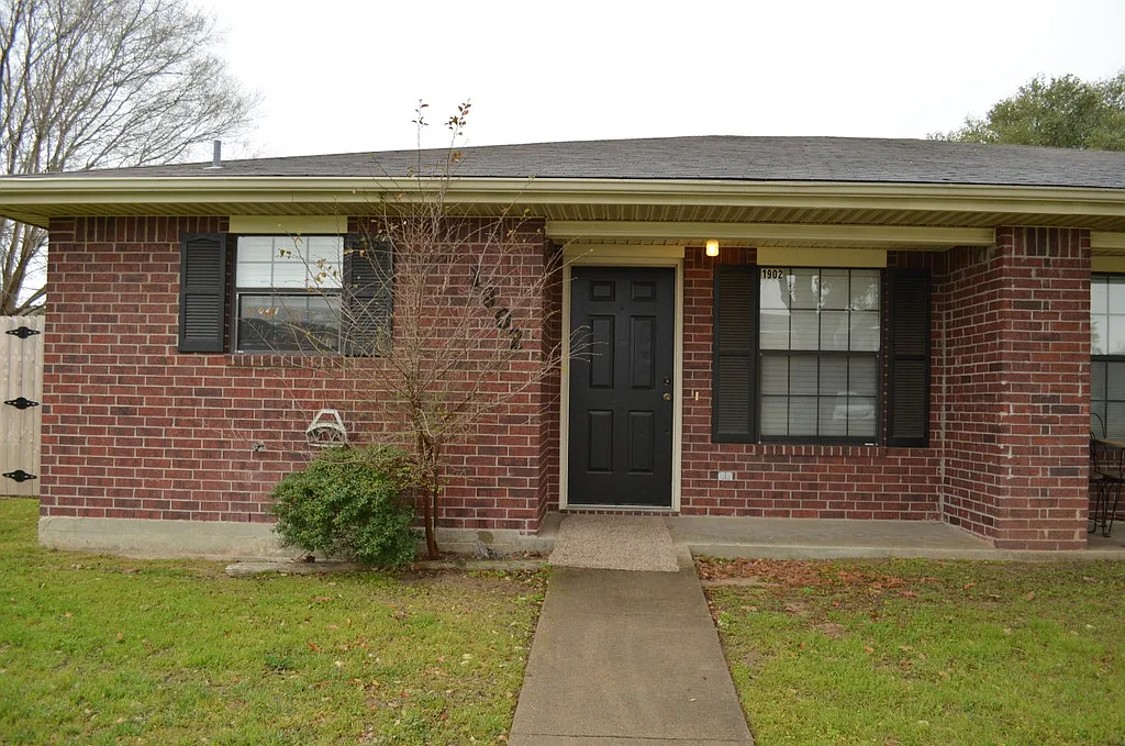 3 bed, 1104 sqft, $1,550 — Photo 2