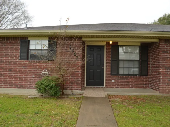 1902 Holleman Dr W, College Station, TX 77840