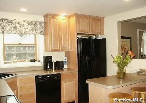 4 bed, 2.0 bath, 2000 sqft, $6,000 — Photo 4