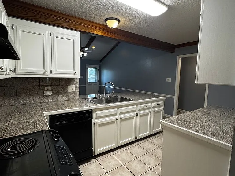 1729 Tallwood Dr — Photo 7