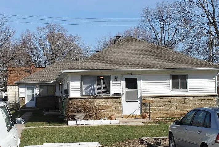Photo 1 of 3 - 812 E Como Ave - Columbus, OH Primary Photo - 812 E Como Ave