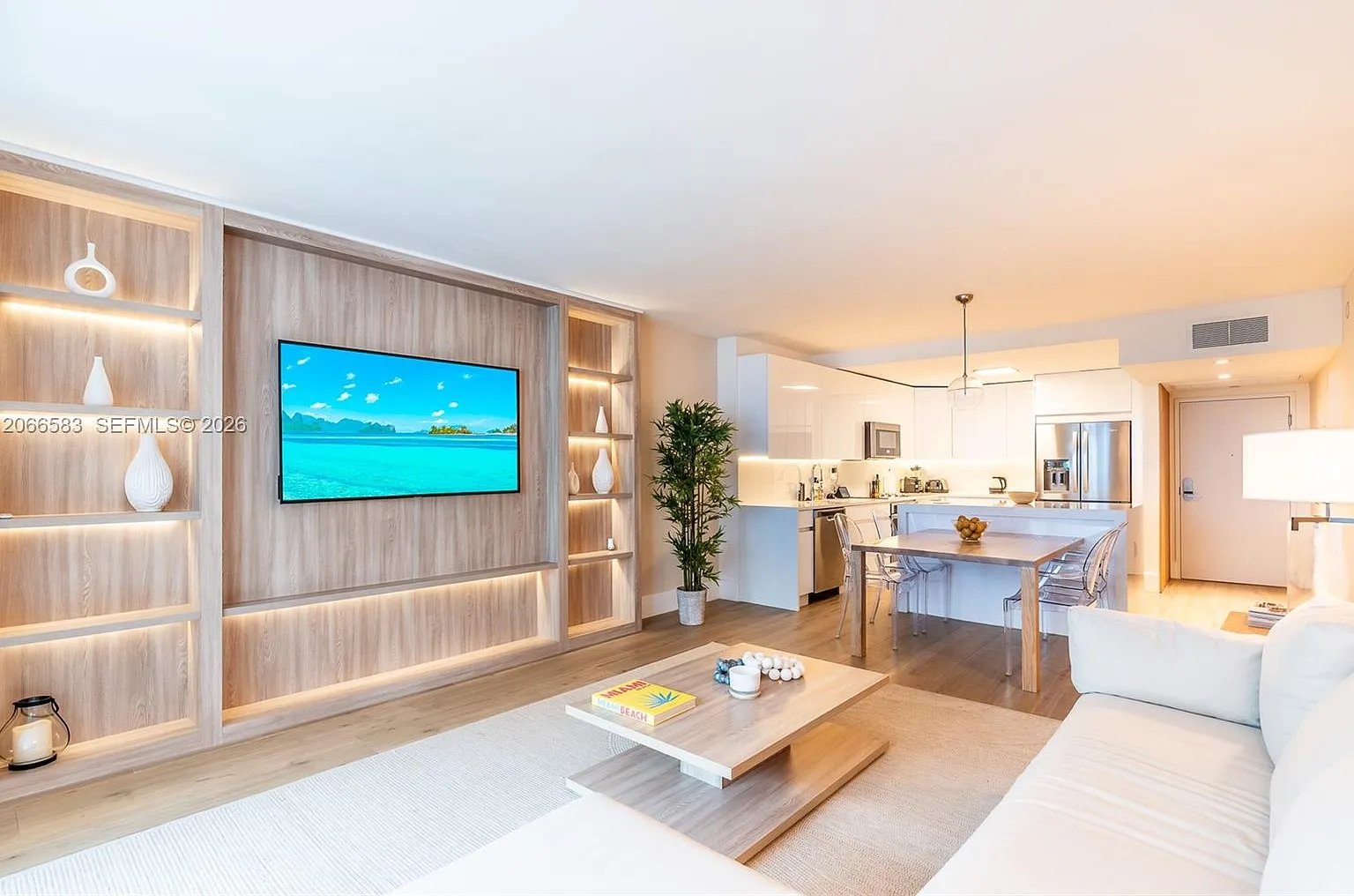 Roney Palace Condo — Photo 1