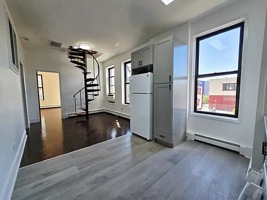 Rented by Voro Purple LLC | media 8