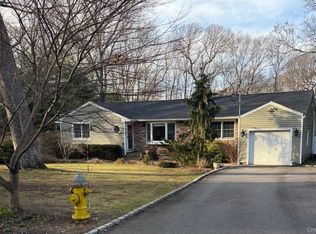 19 New Mill Rd, Smithtown, NY 11787