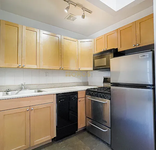 539 E 6th St #4D — Photo 3