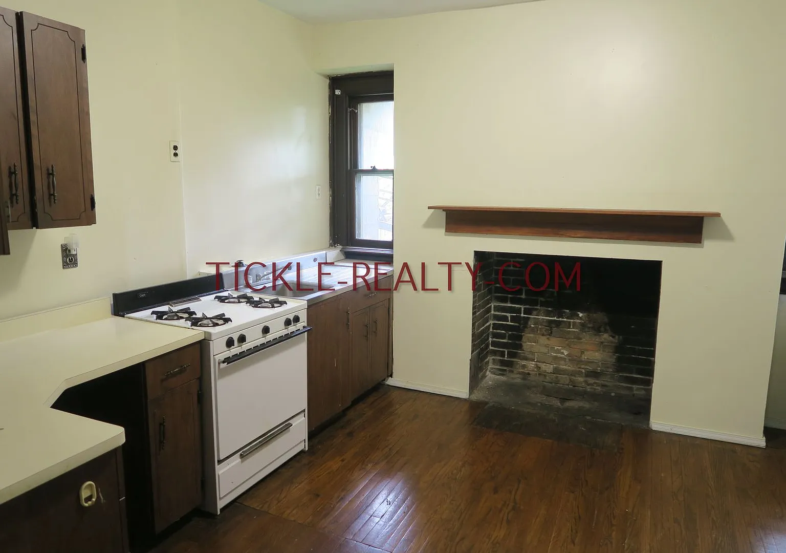 410 Oxford Street — Photo 4