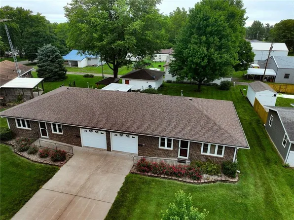 108 Cherokee Ave, Hiawatha, KS 66434