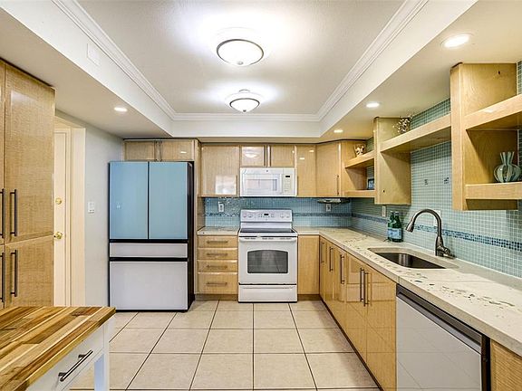 5th image of 17920 GULF BOULEVARD #102