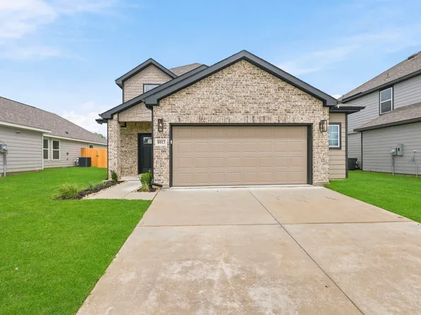 8013 Charlestown Ln, Fort Worth, TX 76140