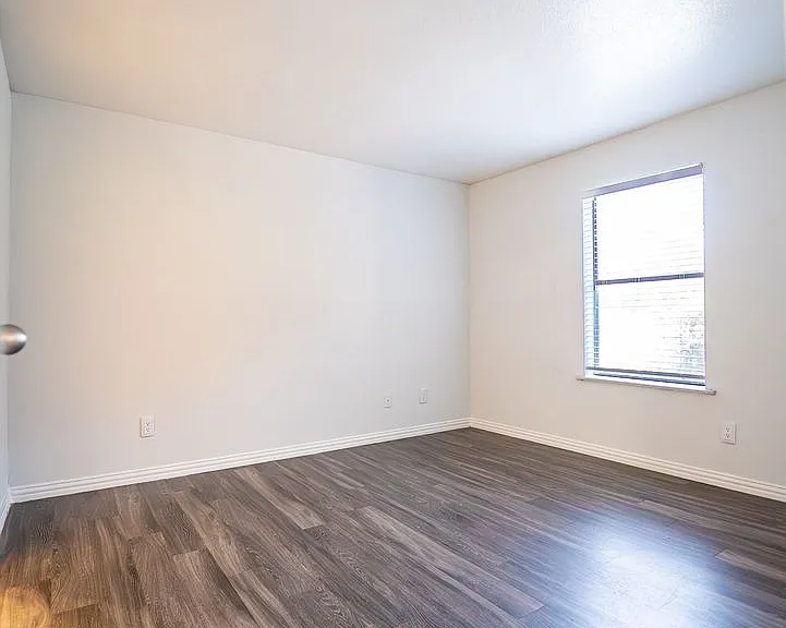 Chesapeake Apartments — Photo 18