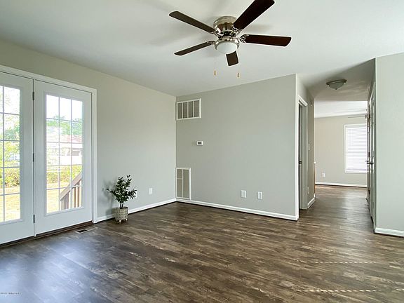 3rd image of 200 Deerfield Ct