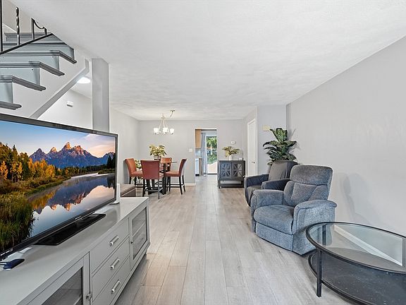 5th image of 414 Farrwood Dr