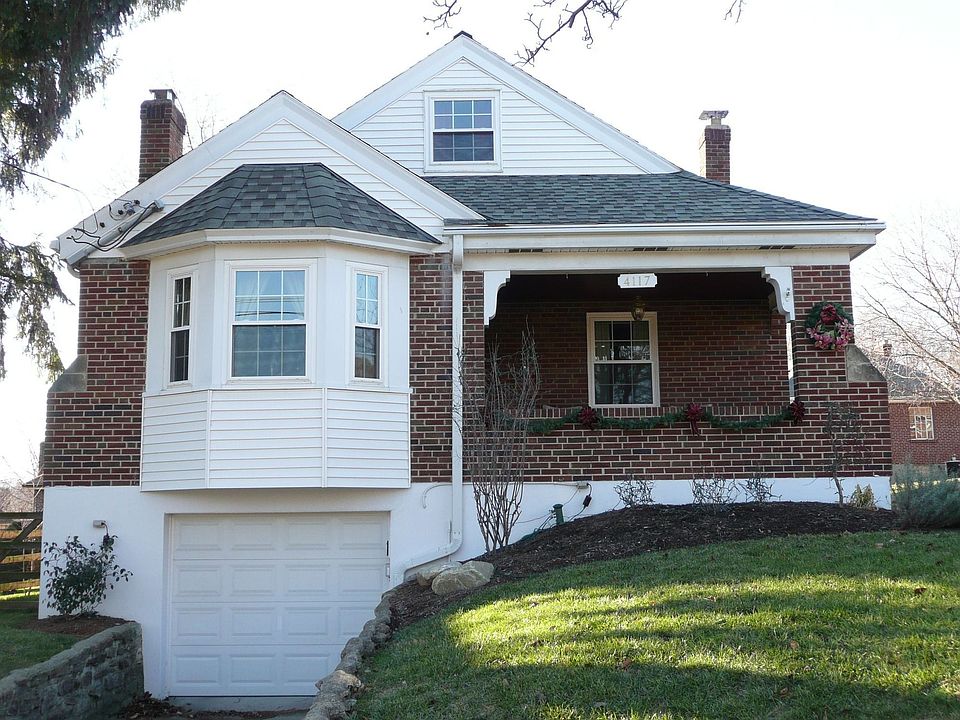 Charming brick cape cod home in the Pillars of Oakley!