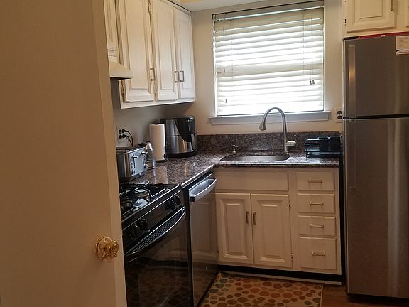2nd image of 806 Yorkshire Dr
