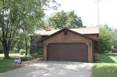3rd image of 811 Country Club Dr
