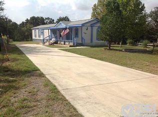 120 Creek Spur Dr, Floresville, TX 78114