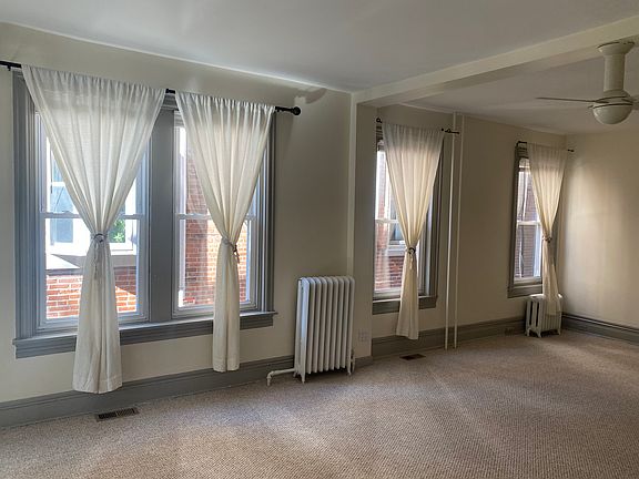 3rd image of 1426 N Van Buren St #1