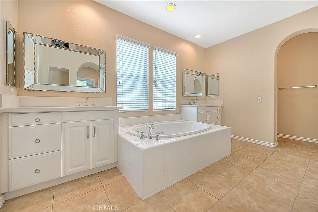 5 bed, 2734 sqft, $4,000 — Photo 4