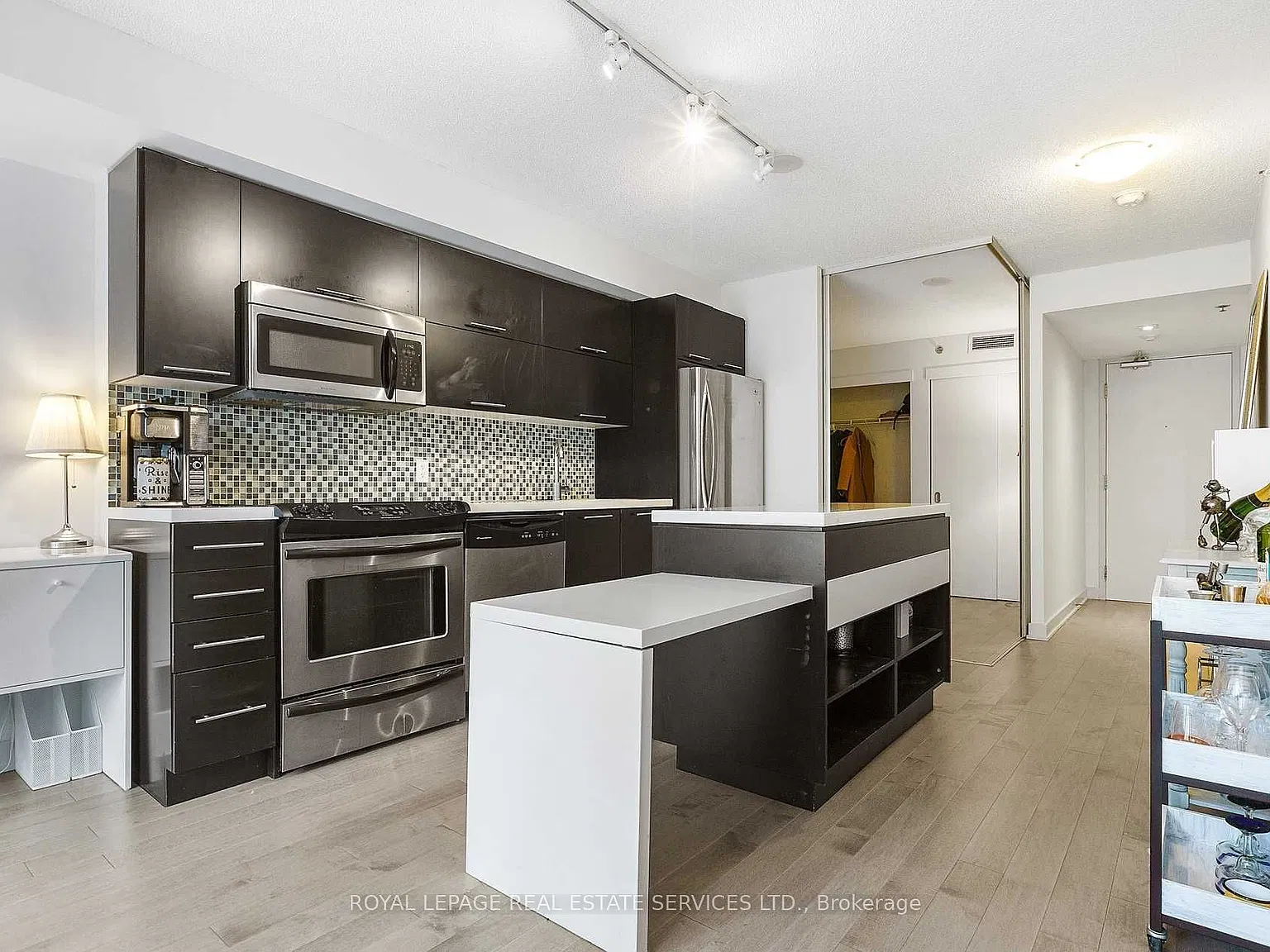 Boutique Condos — Photo 3