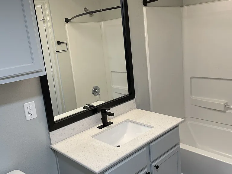 The Colony Luxury Apartments — Photo 27