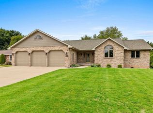 906 Amberly Trl, Green Bay, WI 54311