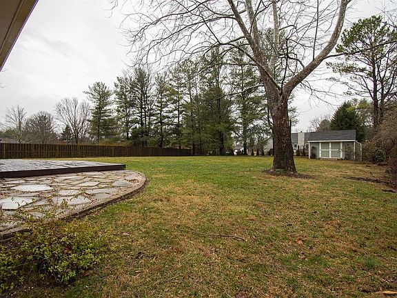 3rd image of 808 Horseshoe Ln