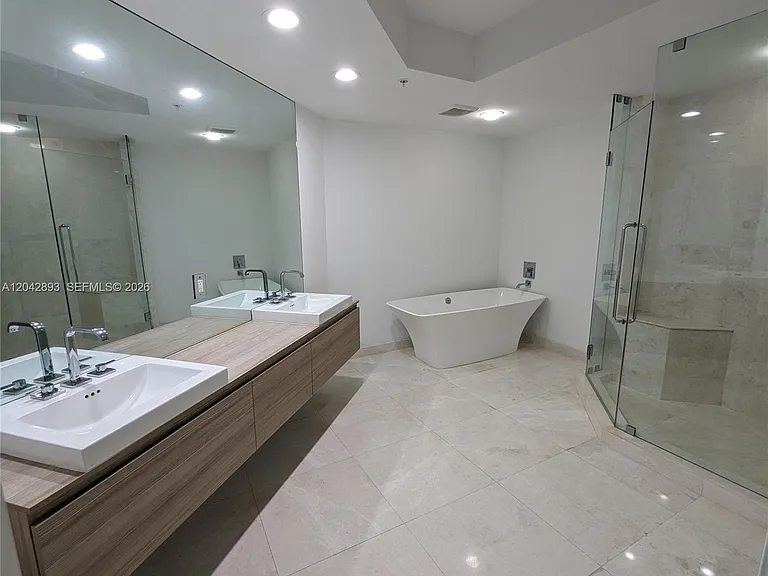 17111 E Biscayne Blvd #1011 — Photo 21