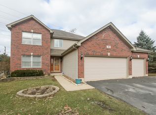 90 Chestnut Ct, Elgin, IL 60120