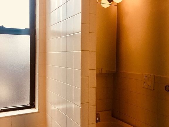 4th image of 370 W 51st St APT 5a