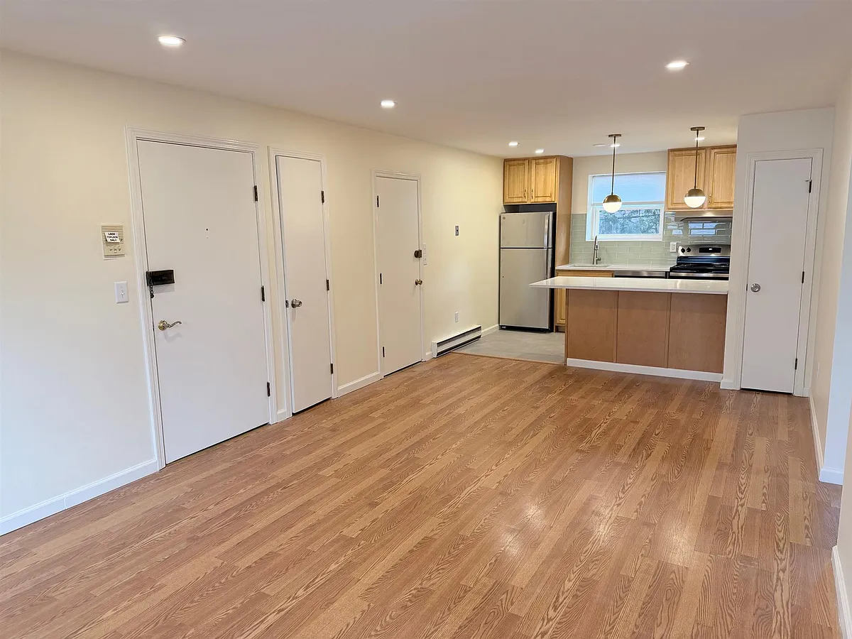 Building Photo - 104 Trowbridge St #1