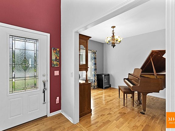 3rd image of 1701 Oakridge Ct