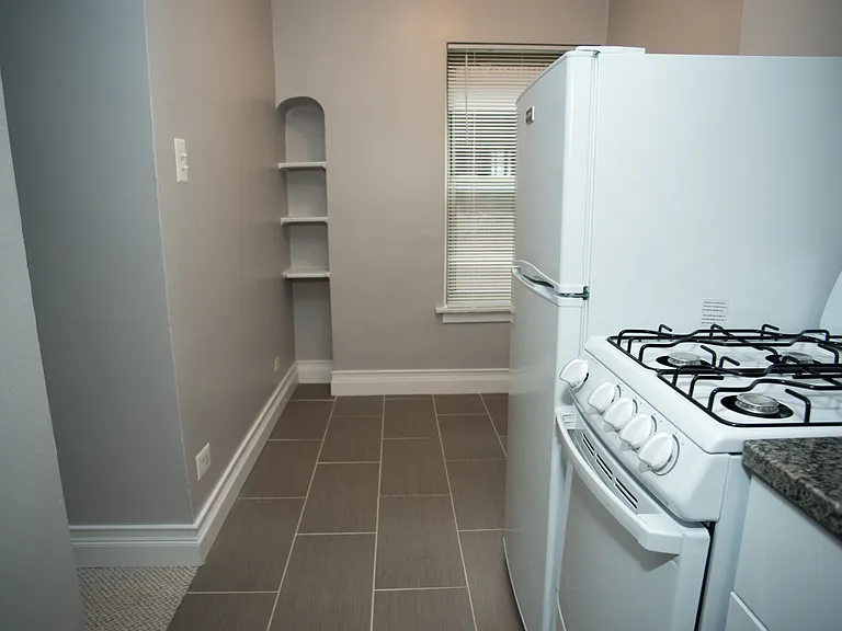 5737 N Kenmore Edgewater Apartments — Photo 28
