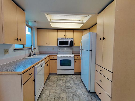 5th image of 2120 Duportail St APT 3