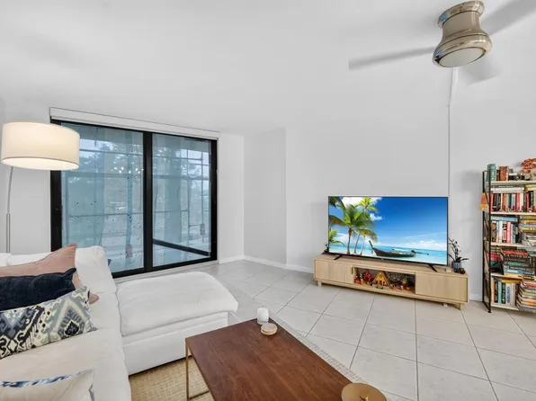 3900 N Hills Dr, Hollywood, FL